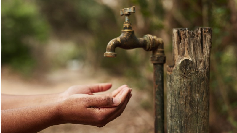 des mains sous un robinet à sec